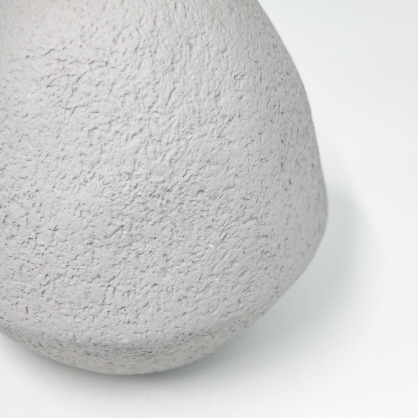 【アウトレット品】すず型 グレーの丸みのある陶器の花瓶 Mサイズ