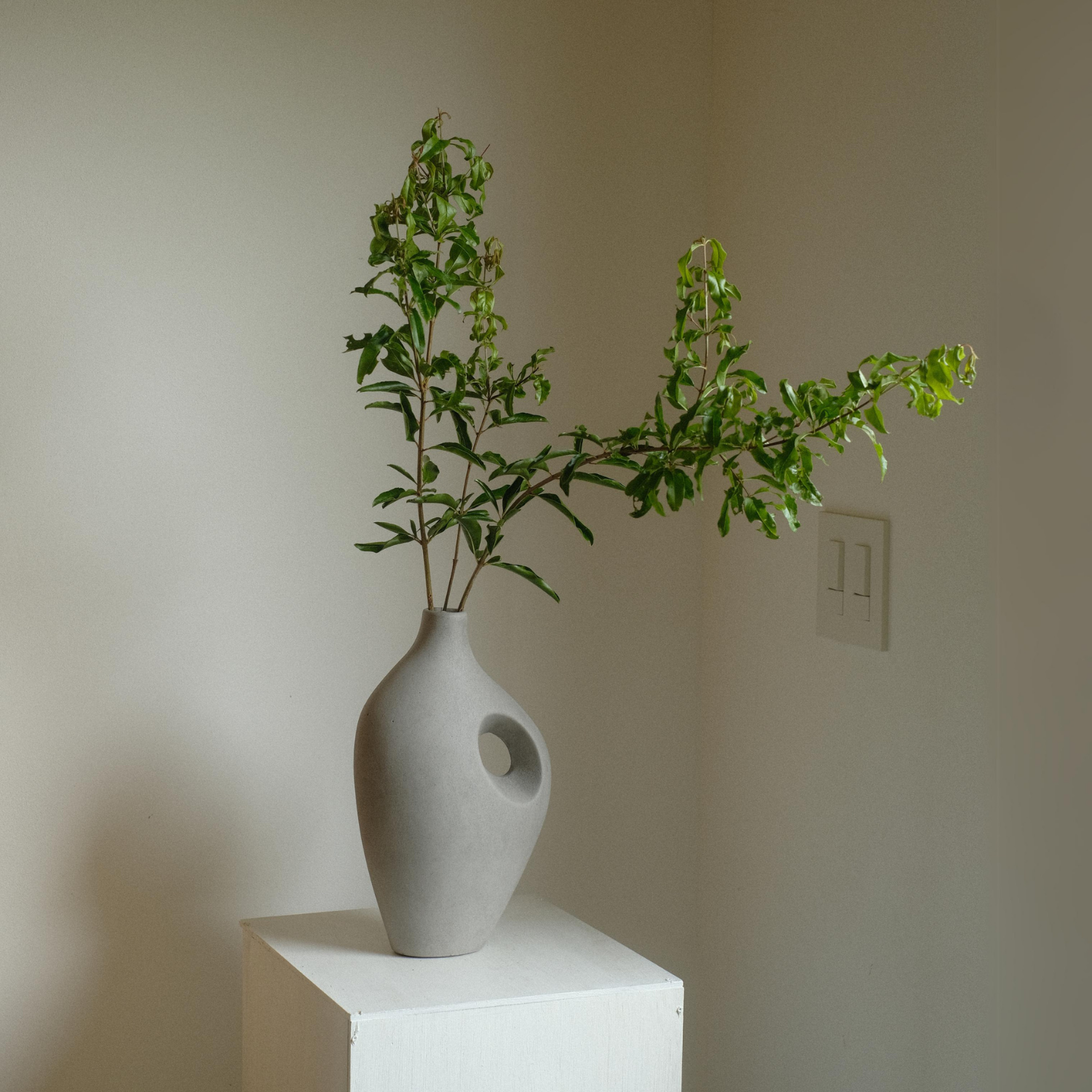 大きなとって型のおしゃれな陶器の花瓶｜やよいさん｜北欧風