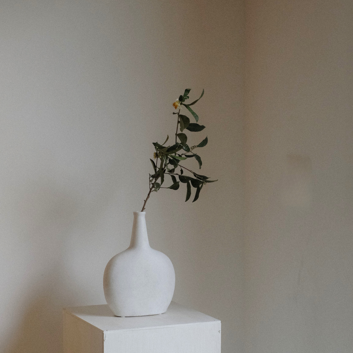 平ら型のおしゃれな陶器の花瓶｜やよいさん｜北欧風、和風