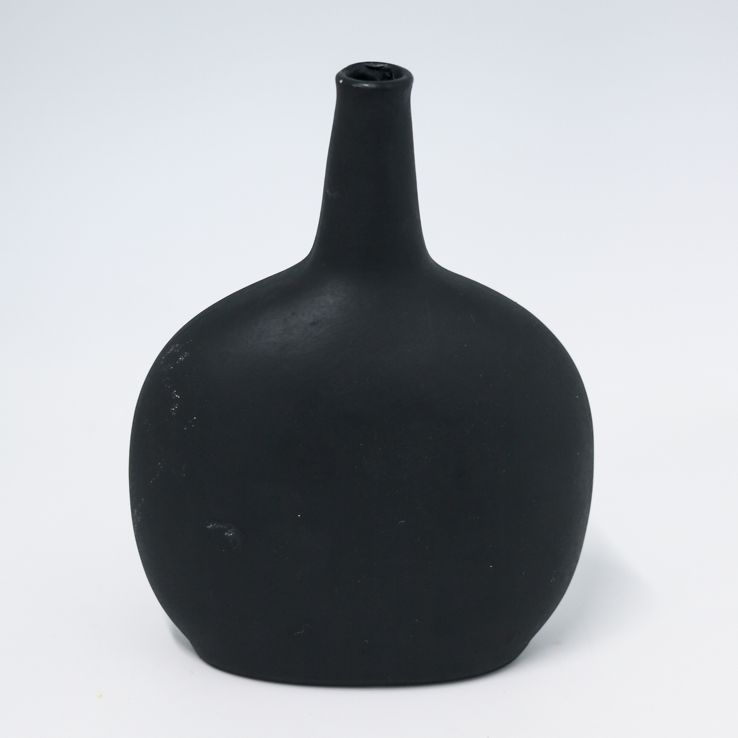 【アウトレット品】平ら型 ブラックの陶器の花瓶　Mサイズ