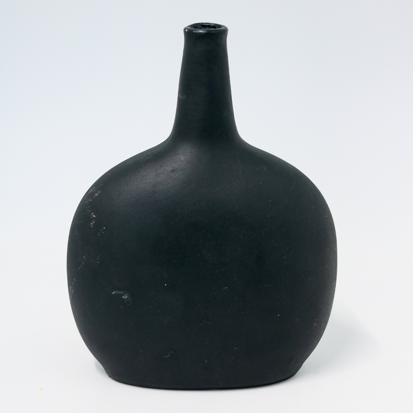 【アウトレット品】平ら型 ブラックの陶器の花瓶　Mサイズ