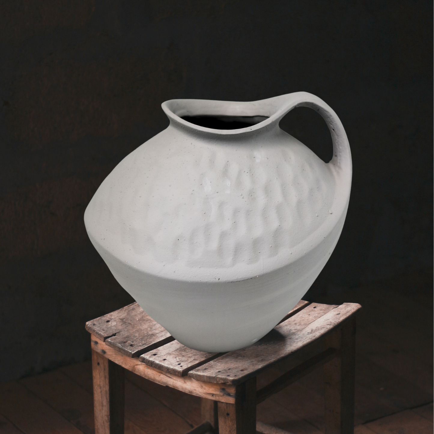 【現品限り品】とって付き 大きなグレーの陶器の花瓶