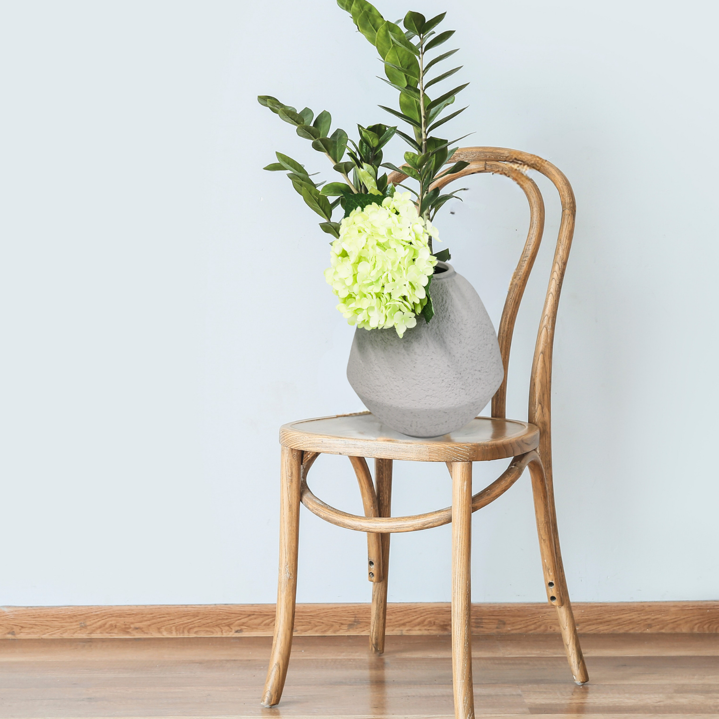 【アウトレット品】すず型 グレーの丸みのある陶器の花瓶 Lサイズ