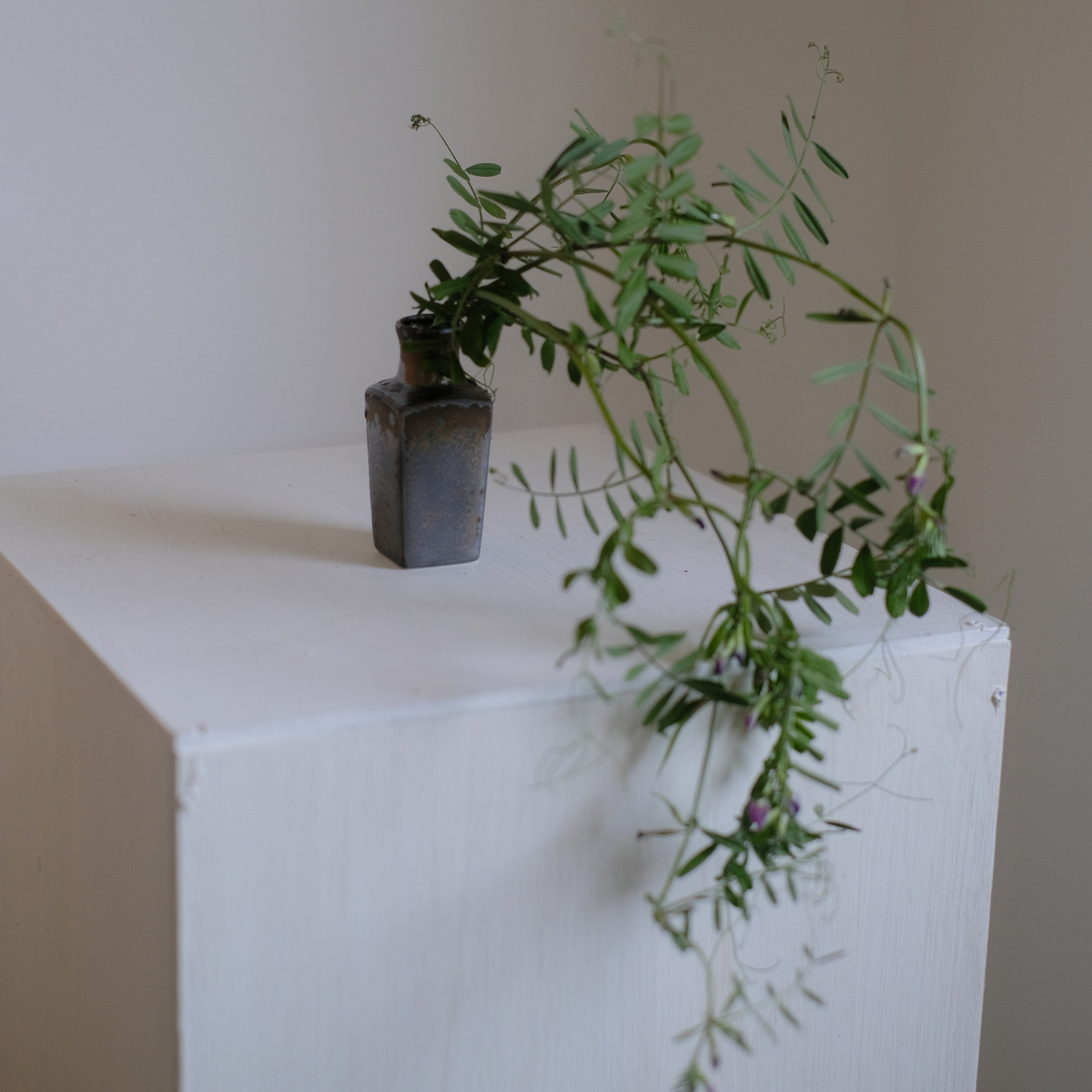 陶器製花瓶 小人形付き 日本製｜かわいい陶器の花瓶｜美濃焼｜北欧風｜カク肩小瓶＠鉢の