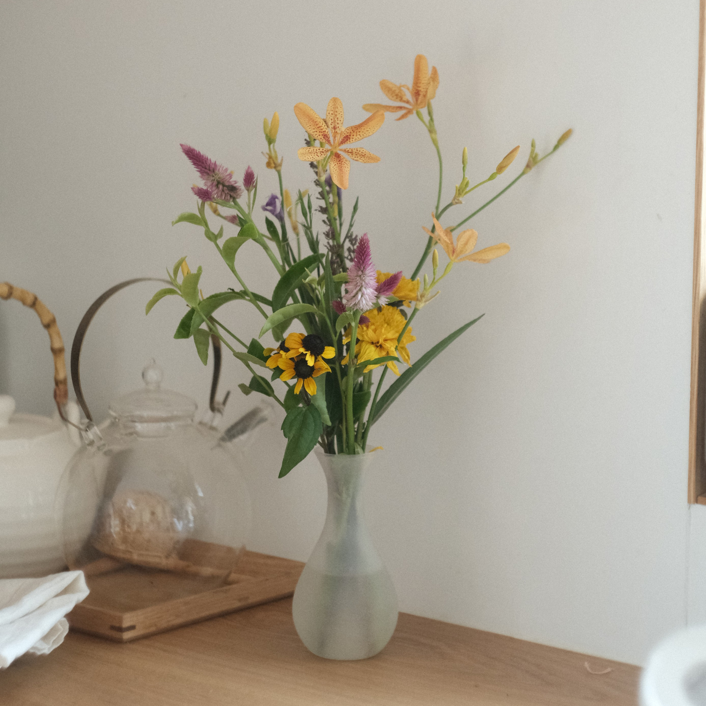 花瓶　文貴 ガラスの花瓶｜一輪挿し｜マットホワイト｜おしゃれ｜くびれ小瓶＠鉢の