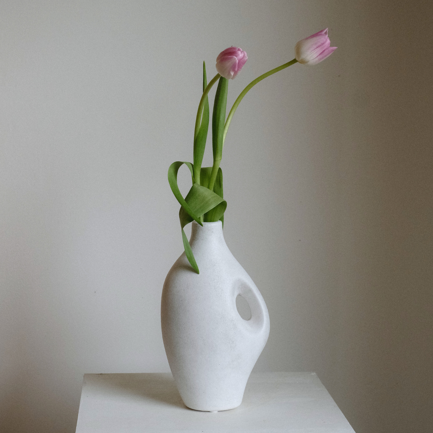 とって型のおしゃれな陶器の花瓶|やよいさん|北欧風、和風 とって型のおしゃれな陶器の花瓶|やよいさん|北欧風、和風