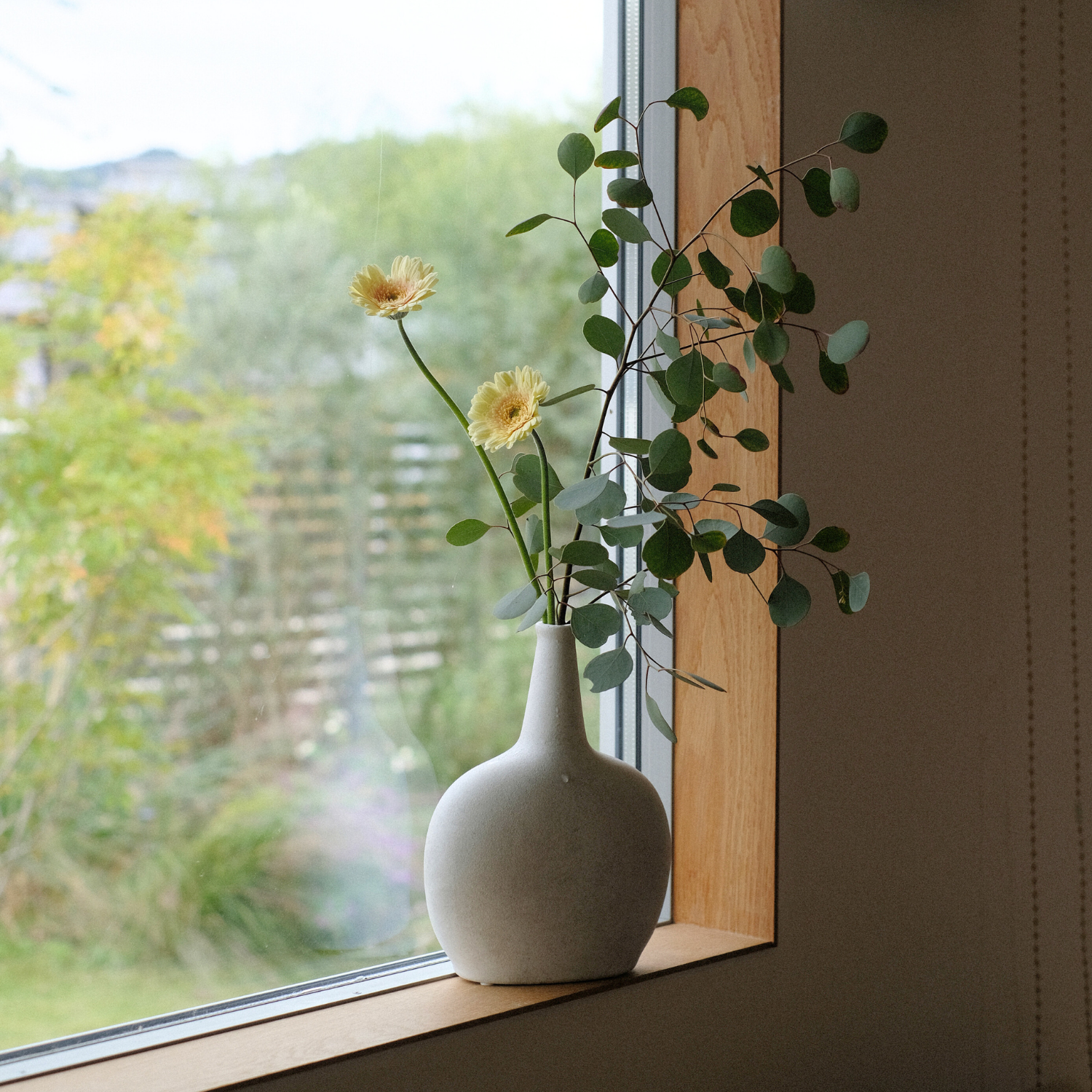 平ら型のおしゃれな陶器の花瓶|やよいさん|北欧風、和風|プレゼント 平ら型のおしゃれな陶器の花瓶|やよいさん|北欧風、和風|プレゼント